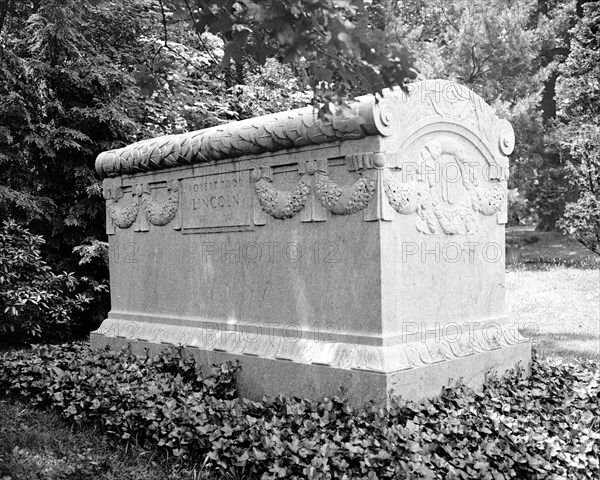Tomb of Robert Todd Lincoln circa 1937 .