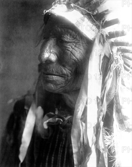 Edward S. Curits Native American Indians - Fast Elk (Hexaka Luzahan) circa 1907.