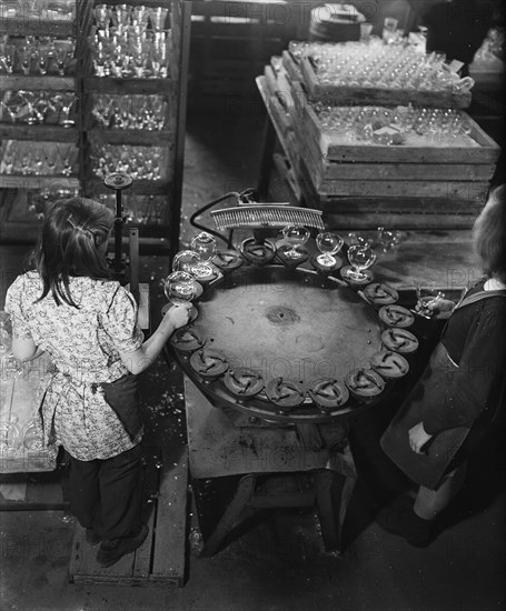 Workers in glass industry / Date November 18, 1947.