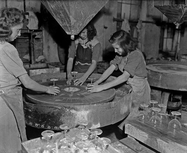 Women Workers in glass industry / Date November 18, 1947.