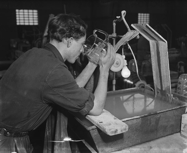 Workers in glass industry  / Date November 18, 1947.