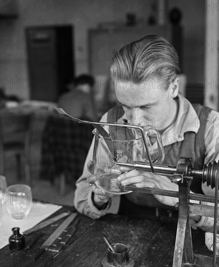Workers in glass industry (inspecting glass) / Date November 18, 1947.