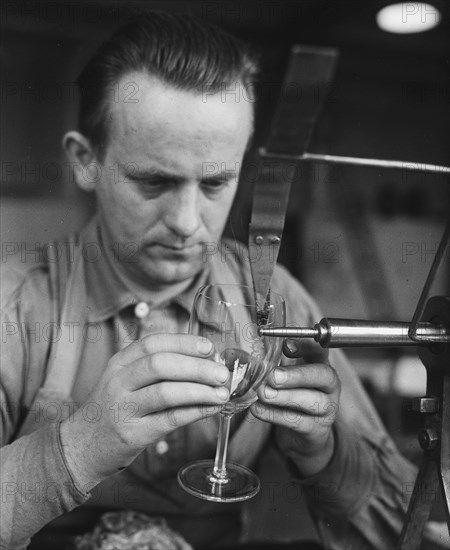 Glasfabriek Leerdam made a crystal drinking service for the wedding of Princess Elizabeth with Lieutenant Philip Mountbatten; which will be offered by the Dutch government as a wedding gift. Date November 18, 1947 Location Leerdam.