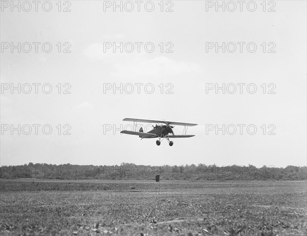 Aerial golf at College Park. Throwing ball from plane circa 1934.