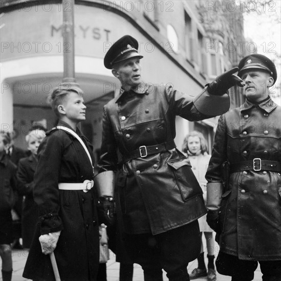 Schoolboys as traffic controllers / Date November 3, 1947.