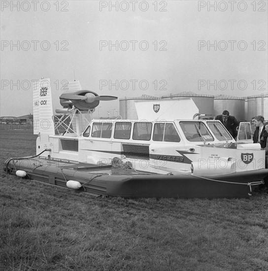 Hovercraft VA 2 demonstrates. On the water in the Ussellincxhaven Date April 17, 1963.