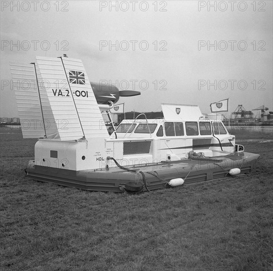 Hovercraft VA 2 demonstrates. On the water in the Ussellincxhaven Date April 17, 1963.