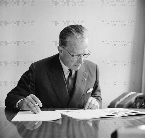 Mr. H. Alberda new KLM president. Here behind his KLM desk in The Hague (portrait) / Date June 17, 1963 Location The Hague, South Holland.