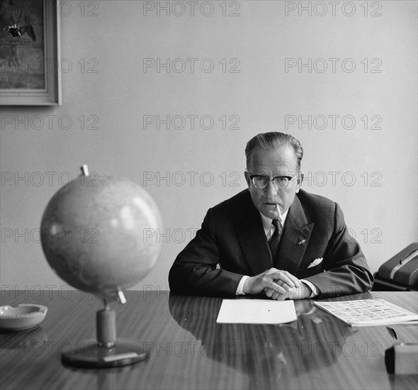 Mr. H. Alberda new KLM president. Here behind his KLM desk in The Hague (portrait) / Date June 17, 1963 Location The Hague, South Holland.