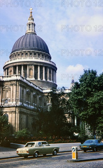 Cars on a street in front of an unidentified building in the UK circa August 1973.