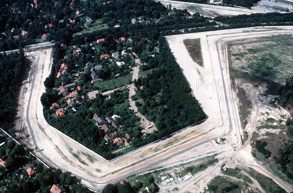 An aerial view of a segment of the Berlin Wall..