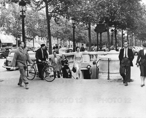 Entrance to Paris Metro