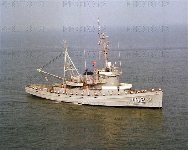 1979 - A starboard bow view of the fleet ocean tug USS SHAKORI