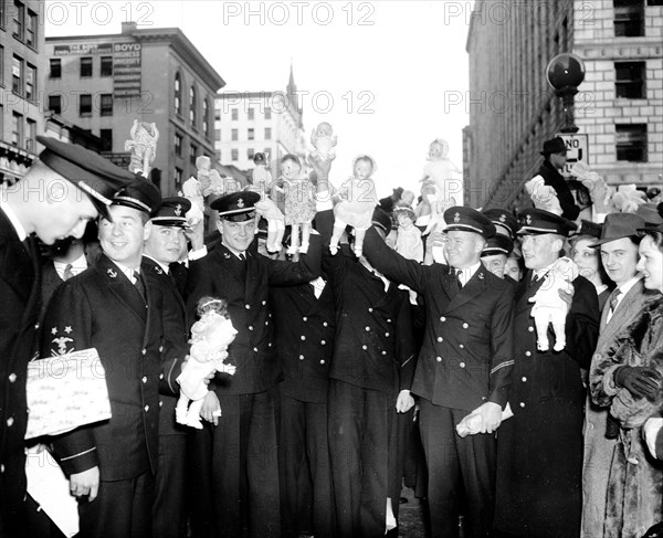 Midshipmen donate dolls for poor kiddies of Capitol. Washington D.C.