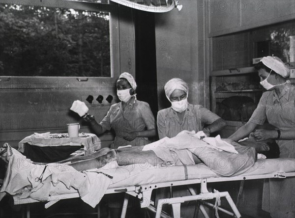 Army Nurses in operating room at 40th General Hospital