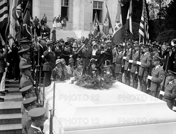 War mothers honor unknown soldier