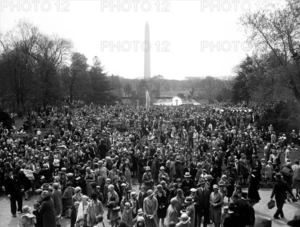 Washington children roll Easter eggs