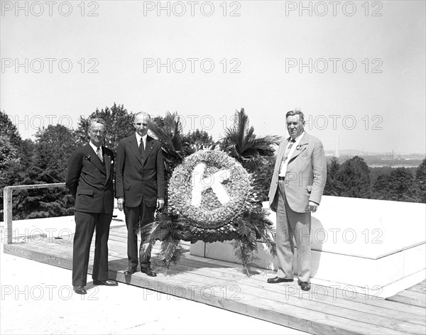 Kiwanis International group placing wreath at Tomb of the Unknown Soldier