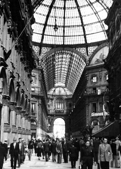 Busy sidewalk scene in Milan Italy