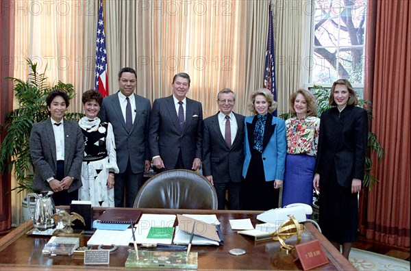 11-13-1987 President Reagan during a photo opportunity with Frank Carlucci