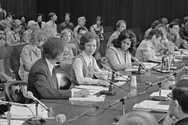 Rosalynn Carter chairs a meeting in Chicago