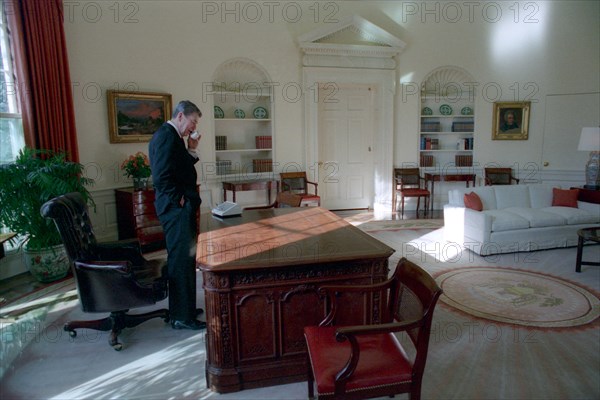 1989 President Reagan in the Oval Office.