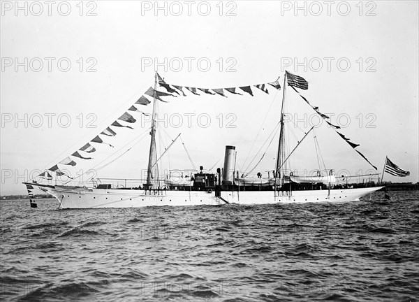 United States Navy - U.S.S. Yankton at sea