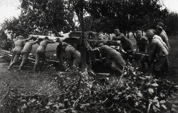 German soldiers on the front moving a large gun