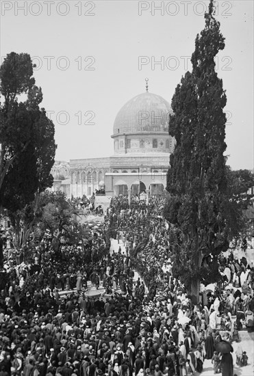 Nebi Moussa [i.e., Nebi Musa] crowd at Dome of the Rock, Jerusalem ca. between 1898 and 1946