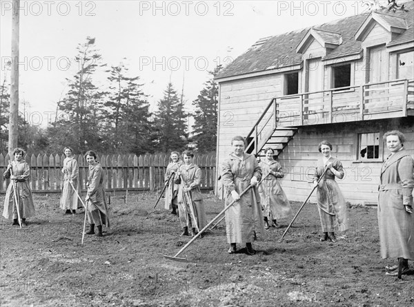 Food Administration, Women farmers working in a field ca.  between 1910 and 1920