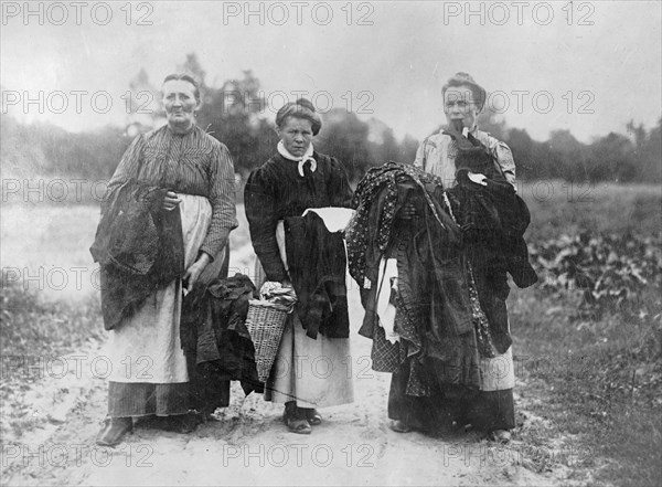 Belgian women refugees fleeing from Ostend. ca.  between 1910 and 1920