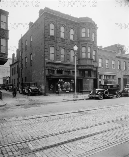 Store front of Tom's Lunch and Delicatessen ca. between 1910 and 1935