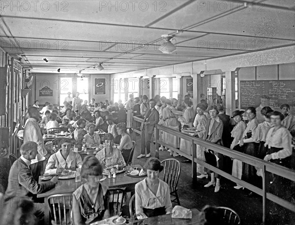 Workers eating at the Food Administration Cafeteria ca. between 1910 and 1920