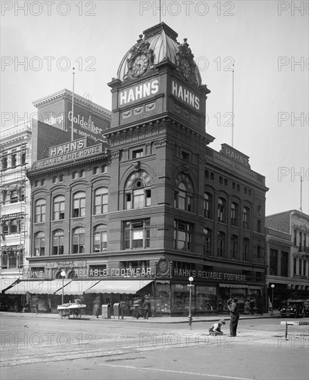 Street scene outside Hahn's shoe store, [414 9 St., N.W., Washington, D.C.]. ca.  between 1910 and 1920