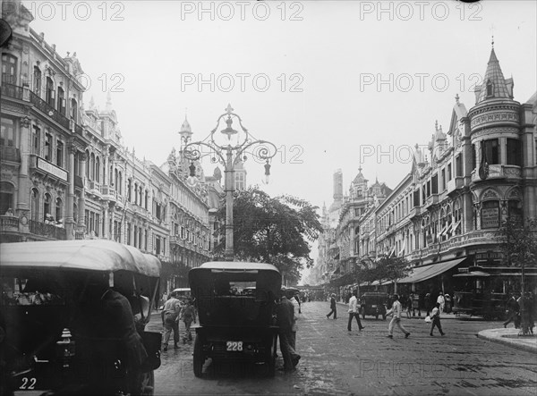 The leading Avenue of Rio de Janeiro, typical busy street scene, ca. between 1909 and circa 1920