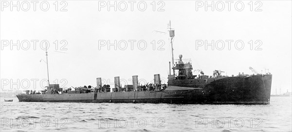 United States naval ship U.S.S. Preston (DD-19) underway ca. 1910