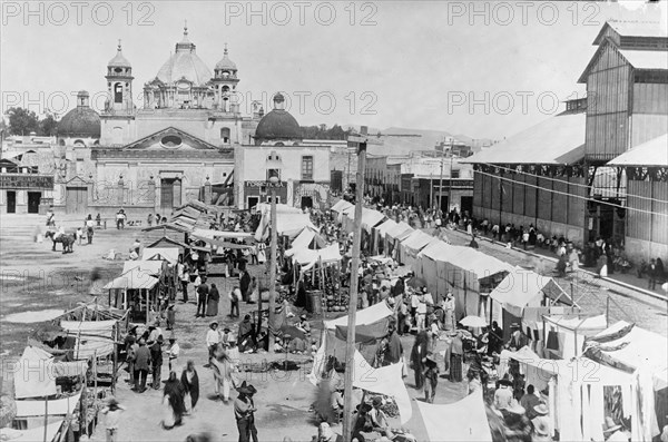 Customers at a street market in Mexico City ca. between 1909 and 1920