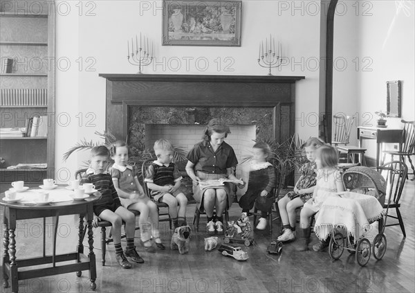 Children listening to a story ca. between 1909 and 1940