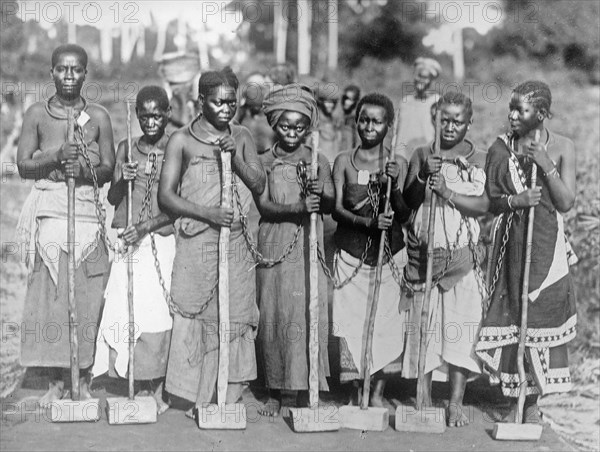 Women convicts working on road, Dar Es Salaam, East Africa (modern day Tanzania) ca. between 1909 and 1920