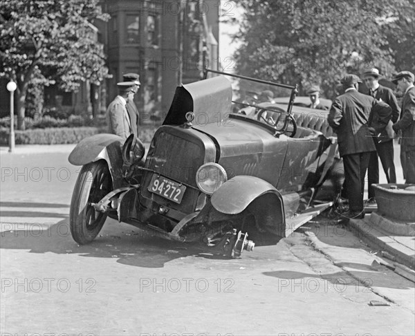 Men at the scene of an auto accident ca. between 1918 and 1920