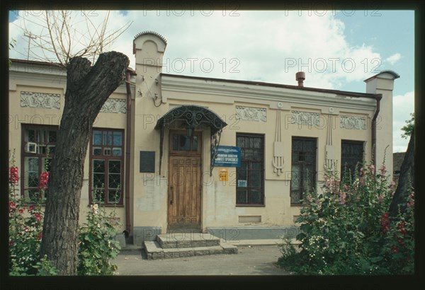 Dantsiger Mansion (Pushkin Street #1), (around 1910), side facade, Cheliabinsk, Russia; 2003