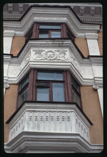 Apartment building (Lenin Prospect 19), (1955), bay windows, Komsomol'sk-na-Amure, Russia; 2002