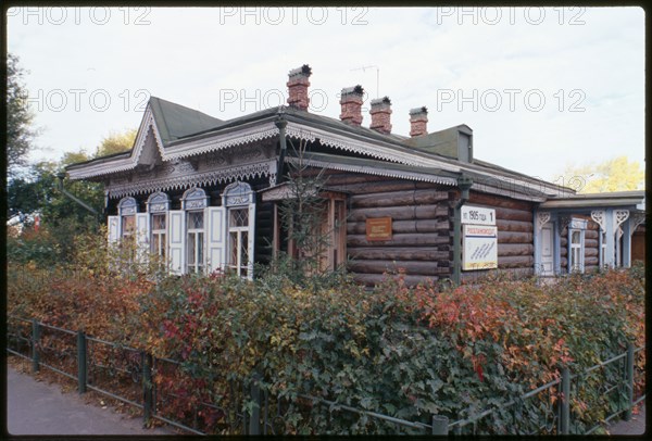 Log house, 1905 Street #1 (about 1900), Novosibirsk, Russia 1999.