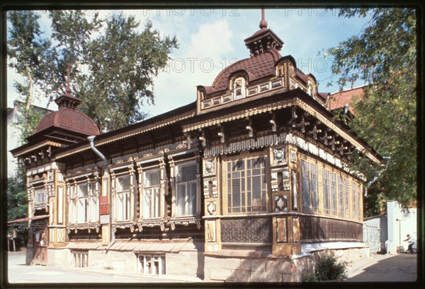 Log house, Tolmachev Street (late 19th century), Ekaterinburg, Russia 1999.