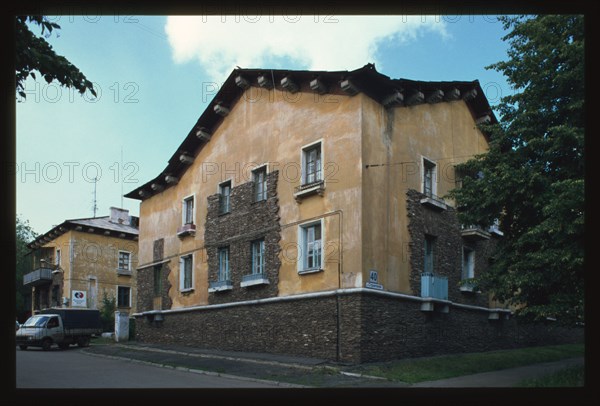 Workers' housing (Stroiteli Street 40), (1946), Magnitogorsk, Russia; 2003
