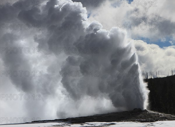 Old Faithful Geyser in Yellowstone National Park; Date: 1 February 2014