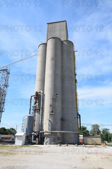 Grain elevators in Hindsboro, Illinois