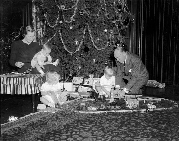 Cabinet youngsters enjoy Christmas. Washington