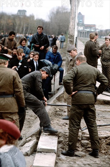 East German police and West German citizens