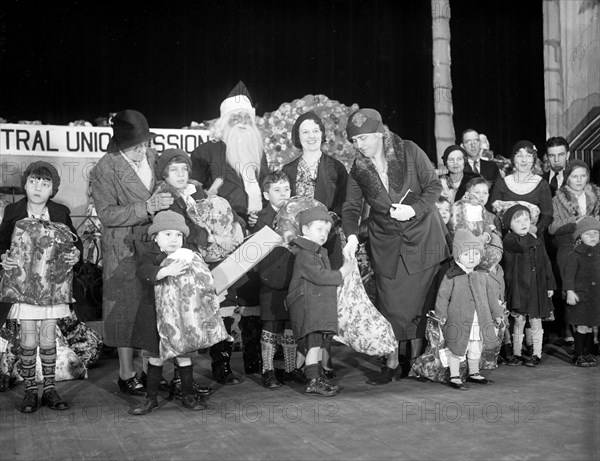 First Lady assists Santa. Mrs. Hoover